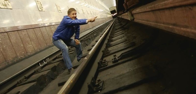 человек упал на рельсы в метро