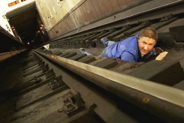 Если человек упал на рельсы в метро: рекомендация, которая спасет жизнь!