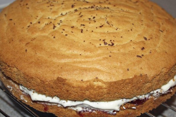 Дотошный кондитер открыл пропорции бисквита, что не опадает даже после холодильника