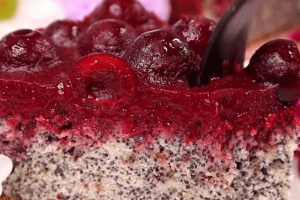 Когда на душе тоскливо, берусь печь пирог «Красные маки», сочный и вкусный