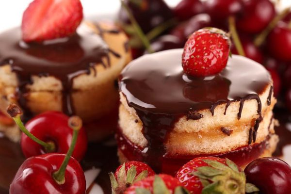 Как приготовить бисквитные пирожные с ягодами