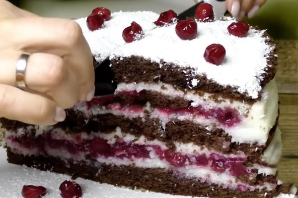 Лучезарная Лилия Цвит показывает, как приготовить бюджетный домашний торт с вишней и кокосом