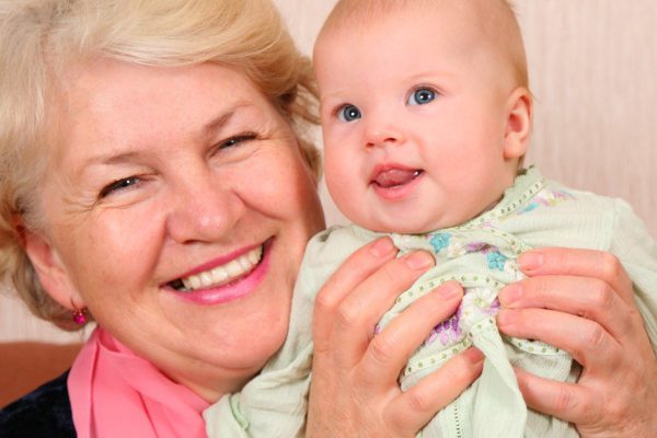 Сколько домашних дел можно взваливать на бабушку, что приехала нянчить внука