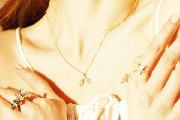 Женский коллектив налетел на меня, узнав, что подарила золотую цепочку подруге