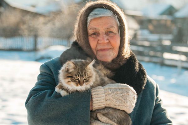 Семья пустила в дом бабушку, которая ошиблась адресом, уходя, старушка оставила конверт