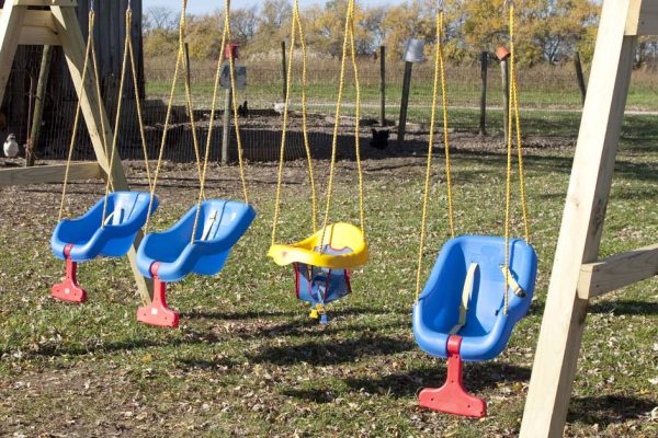 Две пигалицы распивали пенное на детской площадке, пришлось уйти с ребенком в другое место