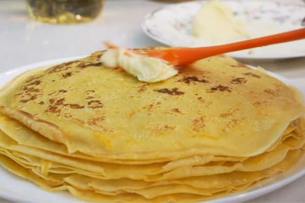 Цыганка готовит добротные блины на Масленицу, добавляет необычный ингредиент