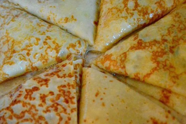 Ловкая украинская хозяйка показывает, как жарить настоящие «Бендерики», круче простых блинов