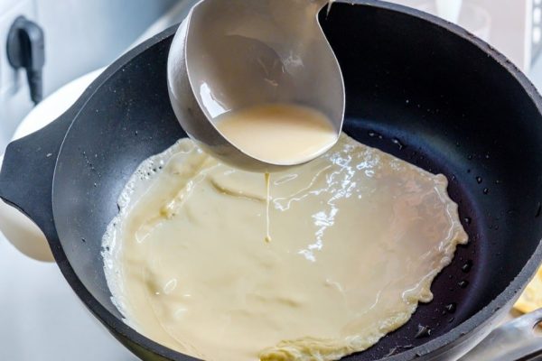 Полосатые блины с какао к Масленице: рецепт блинчиков на кипятке