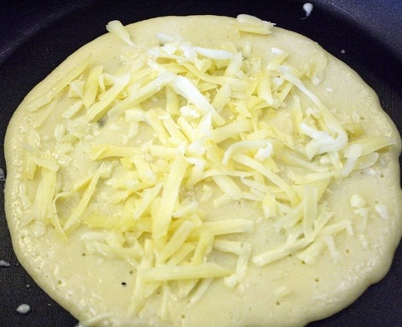 блинчики с сыром и колбасой