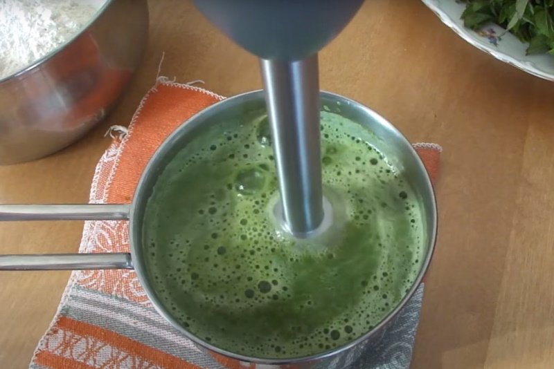 блины с зеленью на воде