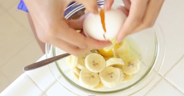 Она просто смешала банан с яйцом, а в итоге получился идеальный вариант завтрака.