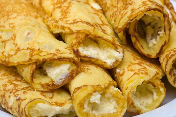 Чего не достает блинам, которые рвутся при заворачивании начинки, и что с этим можно сделать