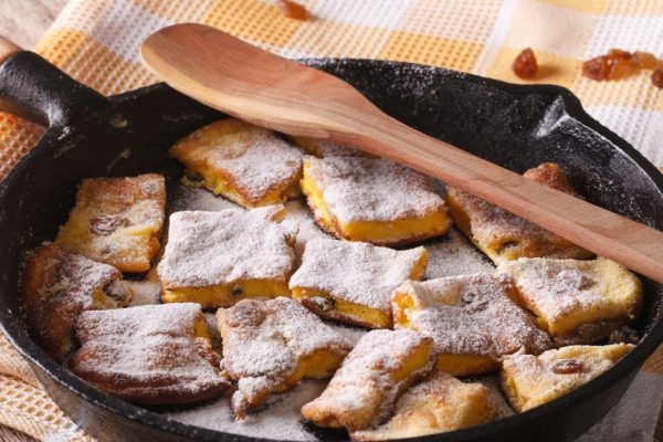 Инструкция по приготовлению рваных блинов с яблоками и изюмом