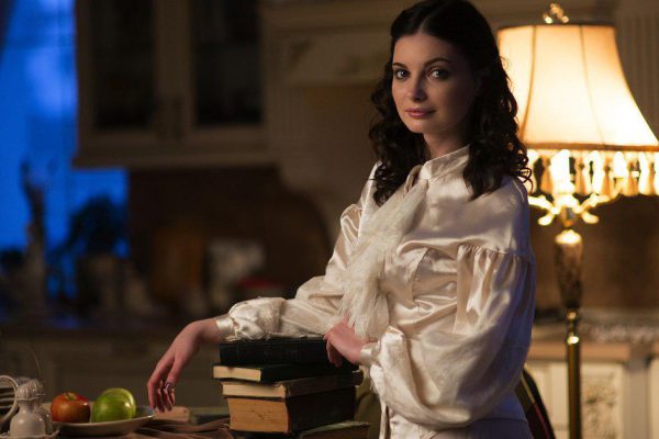 Как носить блузку с жабо