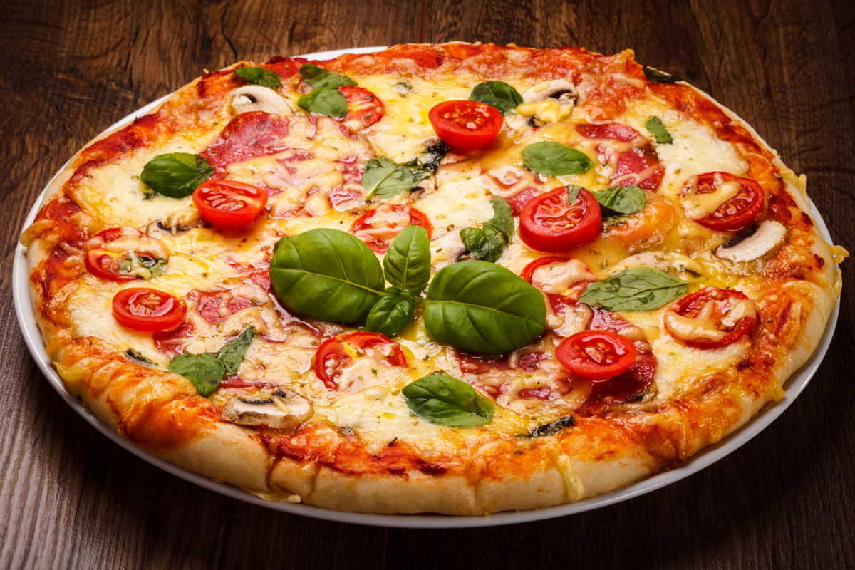 Распространенные заблуждения об итальянской кухне только, пиццу, блюдо, Италии, итальянской, можно, которые, потому, паста, капучино, беконом, колбасой, кусочки, утром, большой, блюда, отведать, кухне, кажутся, самую