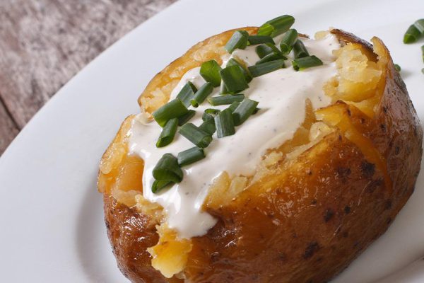 Как запечь картофель с сарделькой внутри