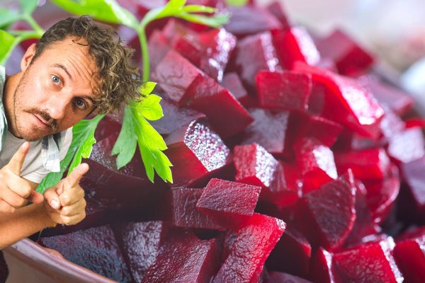 Счастливая и спокойная хозяйка объясняет, как готовит свеклу каждый день, чтобы она не надоедала