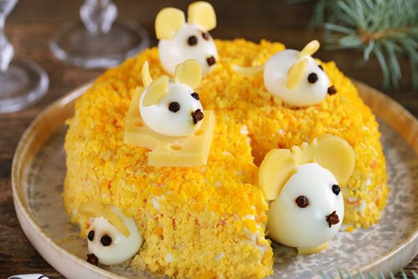 Как украсить новогодние салаты в год Крысы