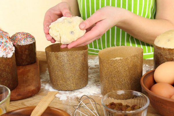 Усердная хозяйка показывает, что будет готовить на Пасху