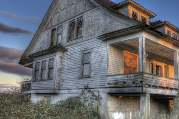 Сестра получила в наследство шикарный особняк, а мне достался заброшенный дом, я злился, пока не обнаружил там нечто интересное