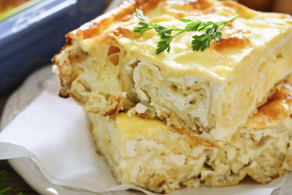 Всё хорошенько смешала и сразу испекла болгарский пирог «Просеник»