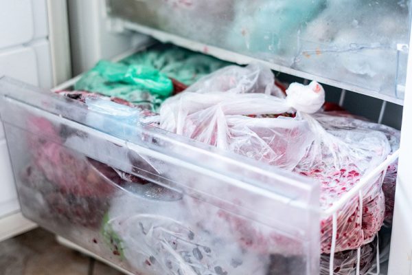 Как-то свекровь купила много мяса и попросила заморозить его у нас, а потом стала очень часто к нам приходить