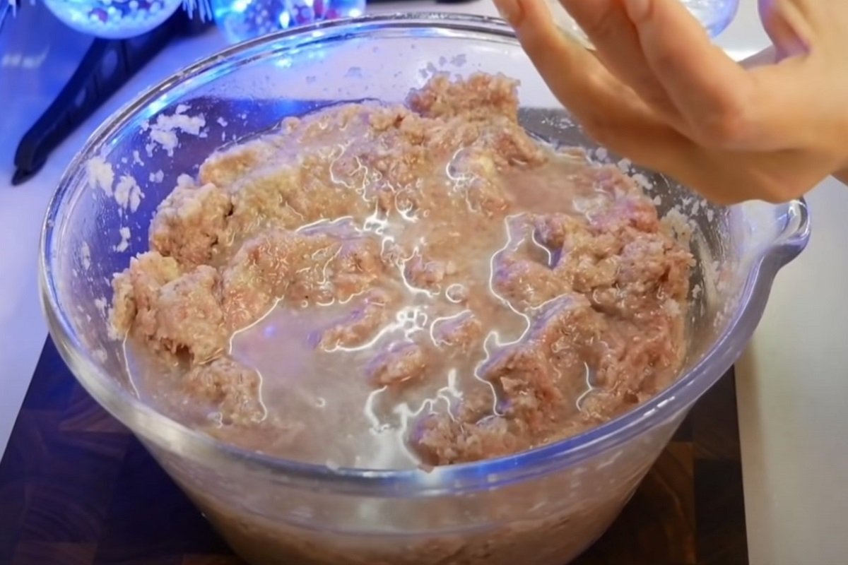 Ловкая цыганка готовит пельмень «Большое ухо», за один час у нее получилось налепить четыре килограмма, вот это проворство Кулинария,Мясо,Пельмени,Тесто,Фарш