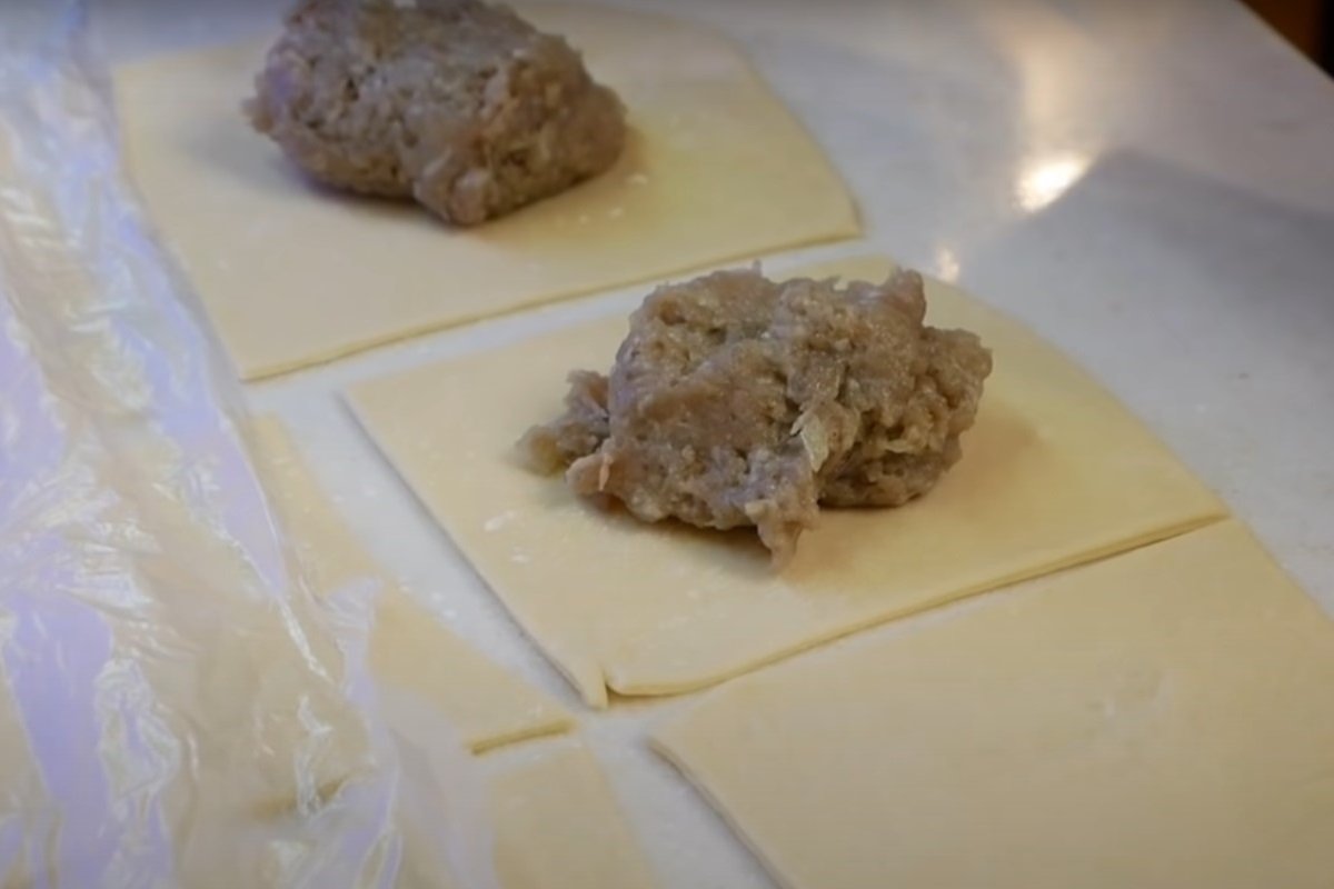 Ловкая цыганка готовит пельмень «Большое ухо», за один час у нее получилось налепить четыре килограмма, вот это проворство Кулинария,Мясо,Пельмени,Тесто,Фарш