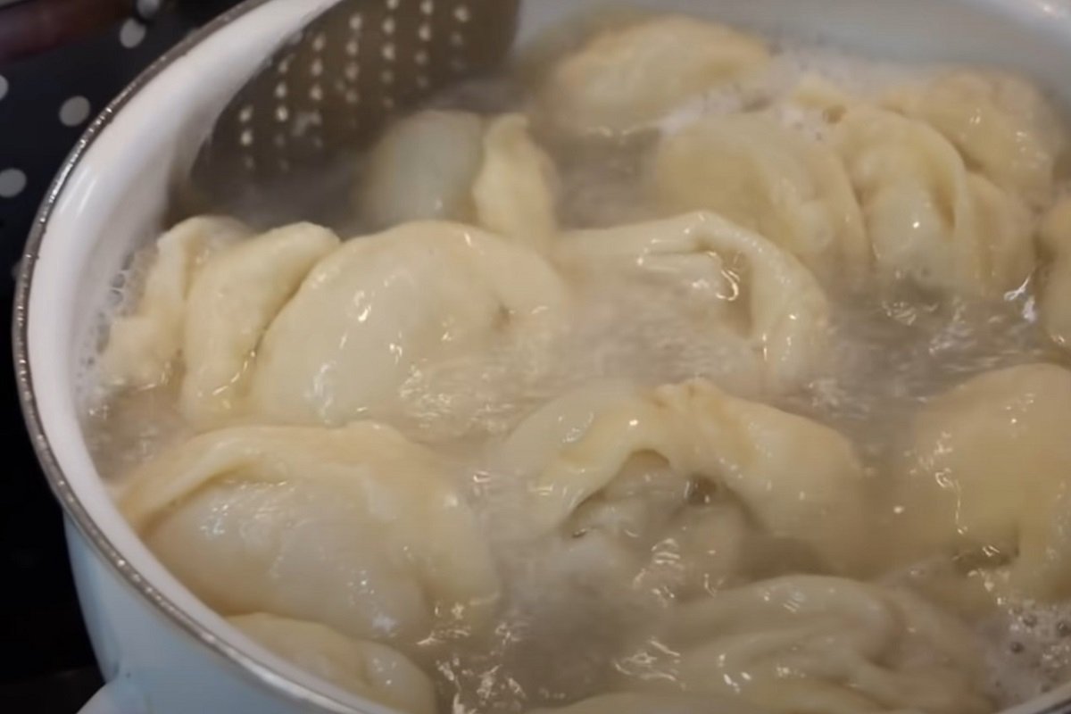 Ловкая цыганка готовит пельмень «Большое ухо», за один час у нее получилось налепить четыре килограмма, вот это проворство Кулинария,Мясо,Пельмени,Тесто,Фарш