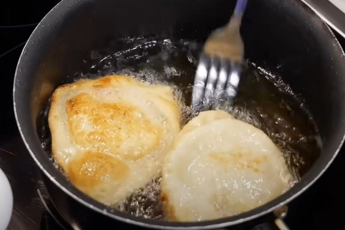 Ловкая цыганка готовит пельмень «Большое ухо», за один час у нее получилось налепить четыре килограмма, вот это проворство Кулинария,Мясо,Пельмени,Тесто,Фарш