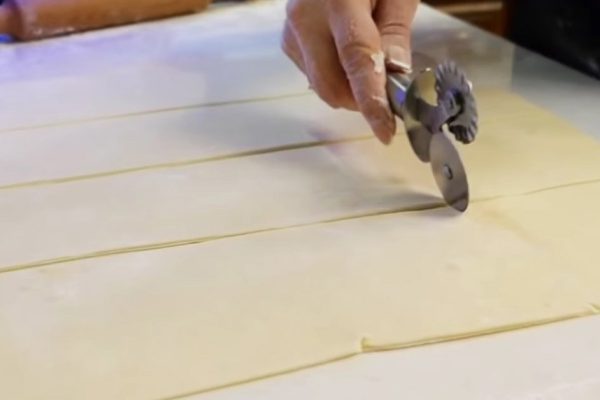 Ловкая цыганка готовит пельмень «Большое ухо», за один час у нее получилось налепить четыре килограмма, вот это проворство