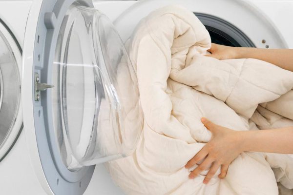 Работница прачечной показала, как стирать большие одеяла в машинке без сложностей и опасений