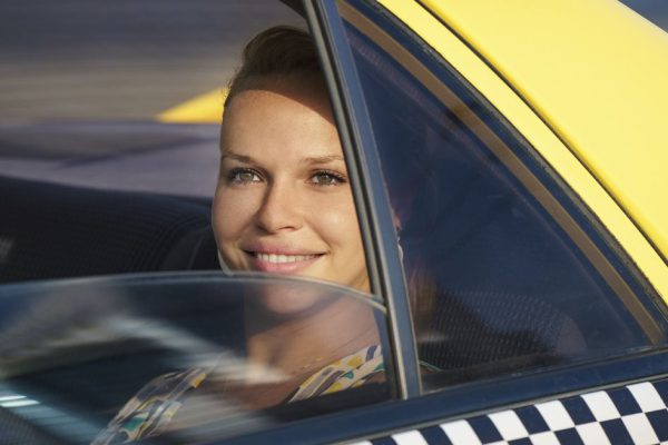 Таксист рассказал, как оплачивает маникюр жене и кайфует, а я призадумалась