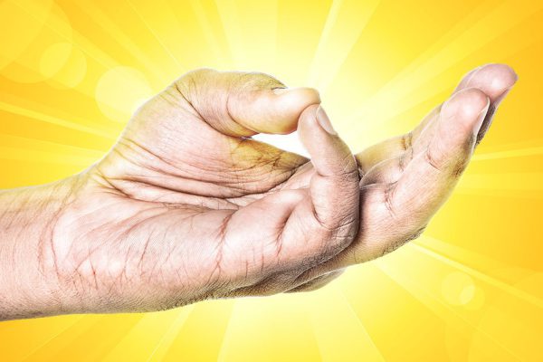 Старец приказал соединить большой палец и мизинец, внимательно посмотрел на мои руки, а потом произнес удивительное толкование