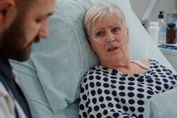 Мою драгоценную свекровь выписали из больницы после длительного лечения, но я этому вовсе не рада