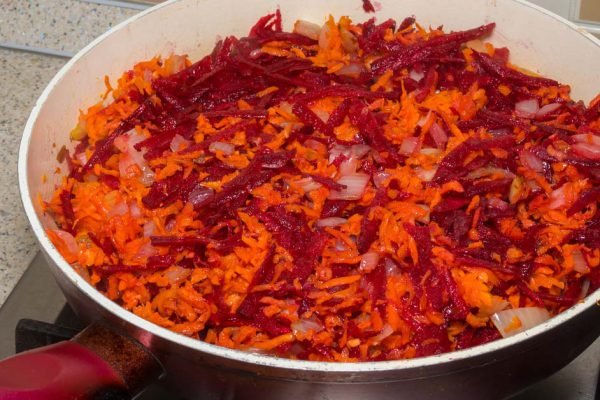 Уважающая себя хозяйка никогда не станет жарить свеклу в борщ, ее нужно готовить иначе