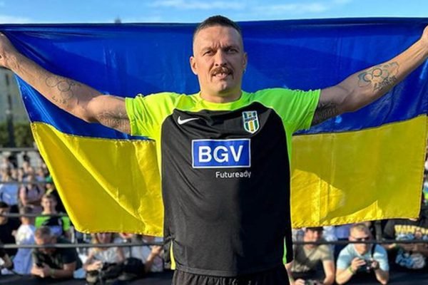 Александр Усик нокаутировал своего соперника и защитил свой чемпионский титул, победу он посвятил своей родной стране