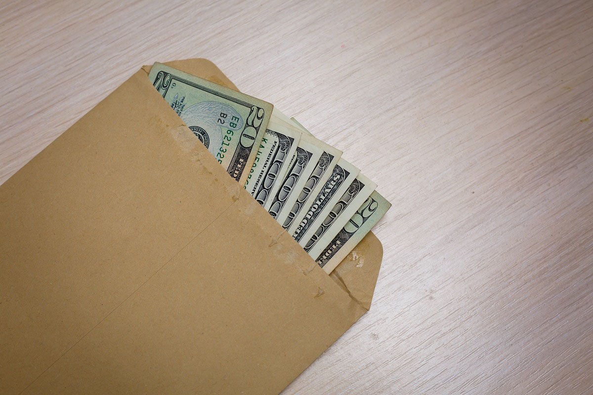 деньги в конверте