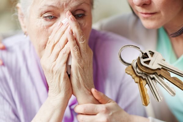 Брат орал, что я вокруг мамы вьюсь ради квартиры и сбережений, а она ничего ему в детстве не дала