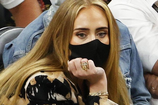 Певица Адель спела сыну о том, почему добровольно разрушила его жизнь в погоне за счастьем