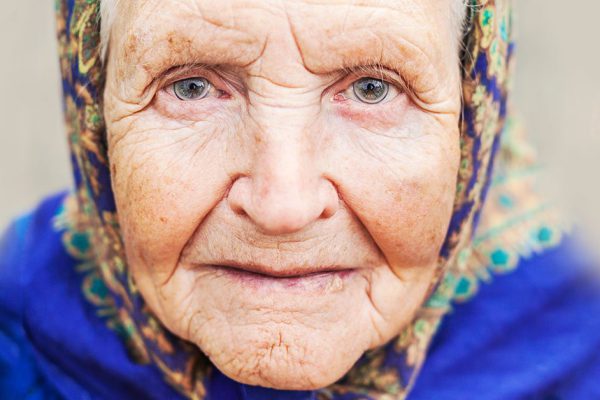 Брошенная в доме престарелых бабушка молилась за троих детей, и однажды за ней пришли