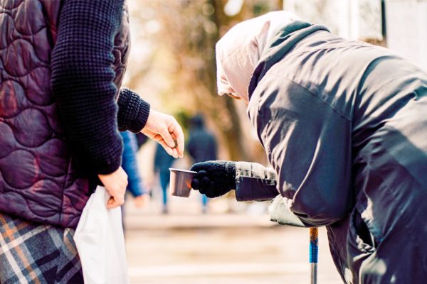 Брошенные родители: что заставляет пенсионеров просить милостыню