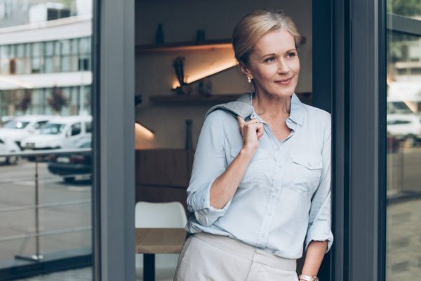 Как носить брюки женщинам после 50 лет