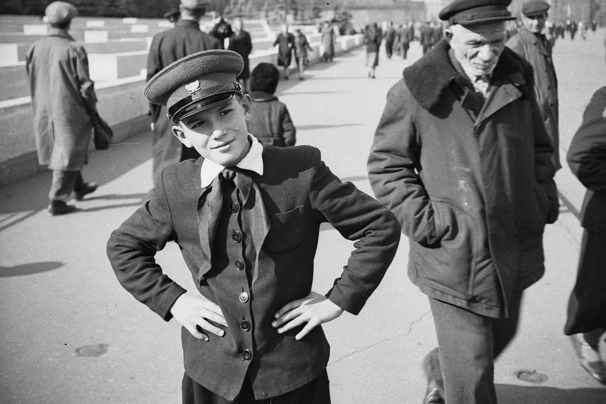 Красиво было на Западе, а советские мужчины не модничали, но всегда были чисто выбриты, зимой носили меховые шапки из каракуля и цигейки носили, пальто, очень, 1950е, мужчины, манжетами, брюки, годов, пиджаки, может, одевались, GettyImagesВ, чтобы, всегда, часто, кепки, двубортные, костюмы, шапки, советских