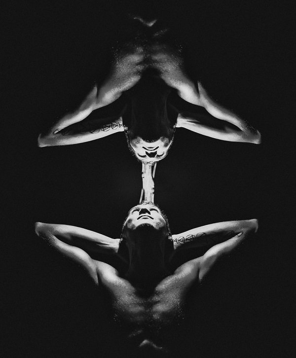 парень и его отражение