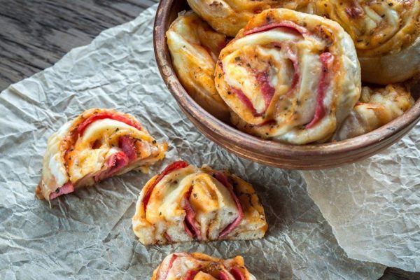 Инструкция по приготовлению булочек с колбасой