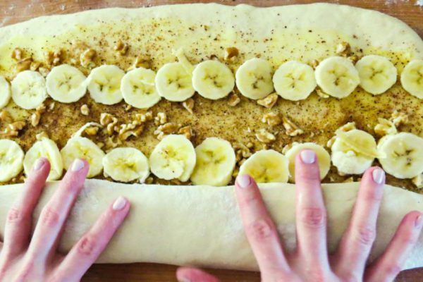 Она выложила на пласт теста ломтики банана и посыпала их корицей… Получился супердесерт!