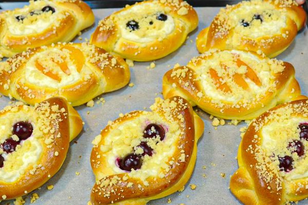 Летний хит по рецепту умелой Ольги Шобутинской, воздушные булочки с творогом и ягодами