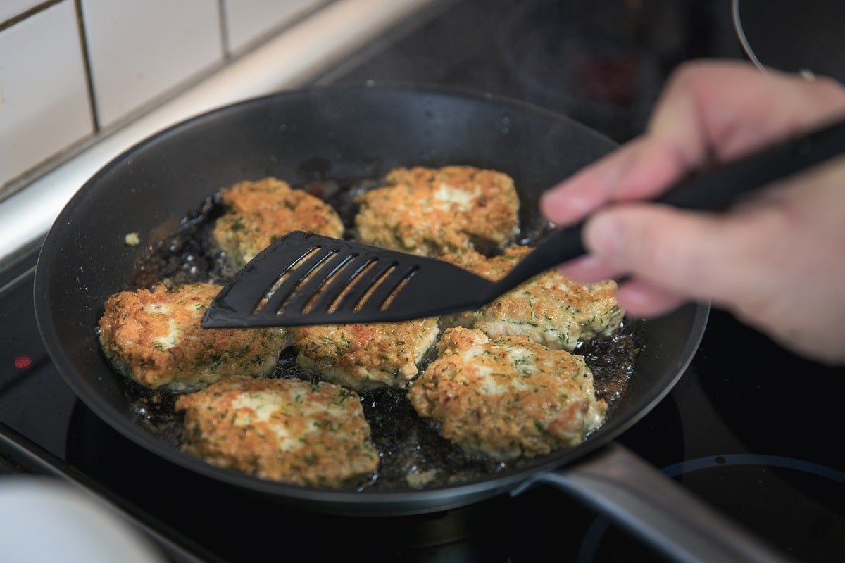 горячие бутерброды с фаршем на сковороде